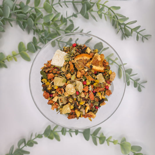 Mélange Éclat Féminin en vrac – pomme 30% ananas 15% rooibos 15% feuilles de mûre 10% gingembre cannelle orange camomille poivre rose clou de girofle aloe vera – Le Lab'oh des Thés