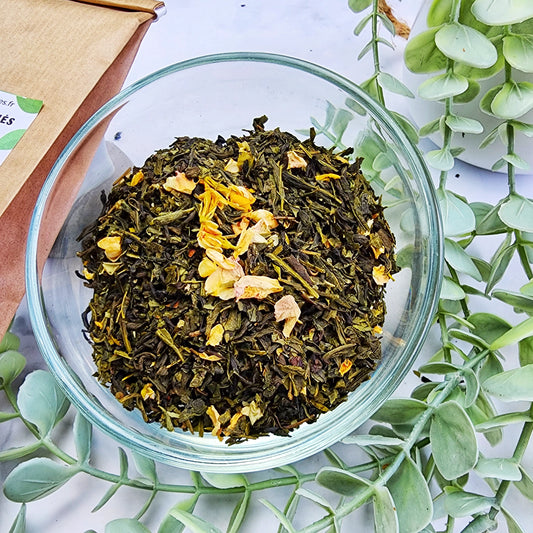 Thé Vert Voyage à Chiang Maï en vrac – mélange Sencha China Jasmin Chun Mee pétales de rose fleurs de jasmin – Le Lab'oh des Thés