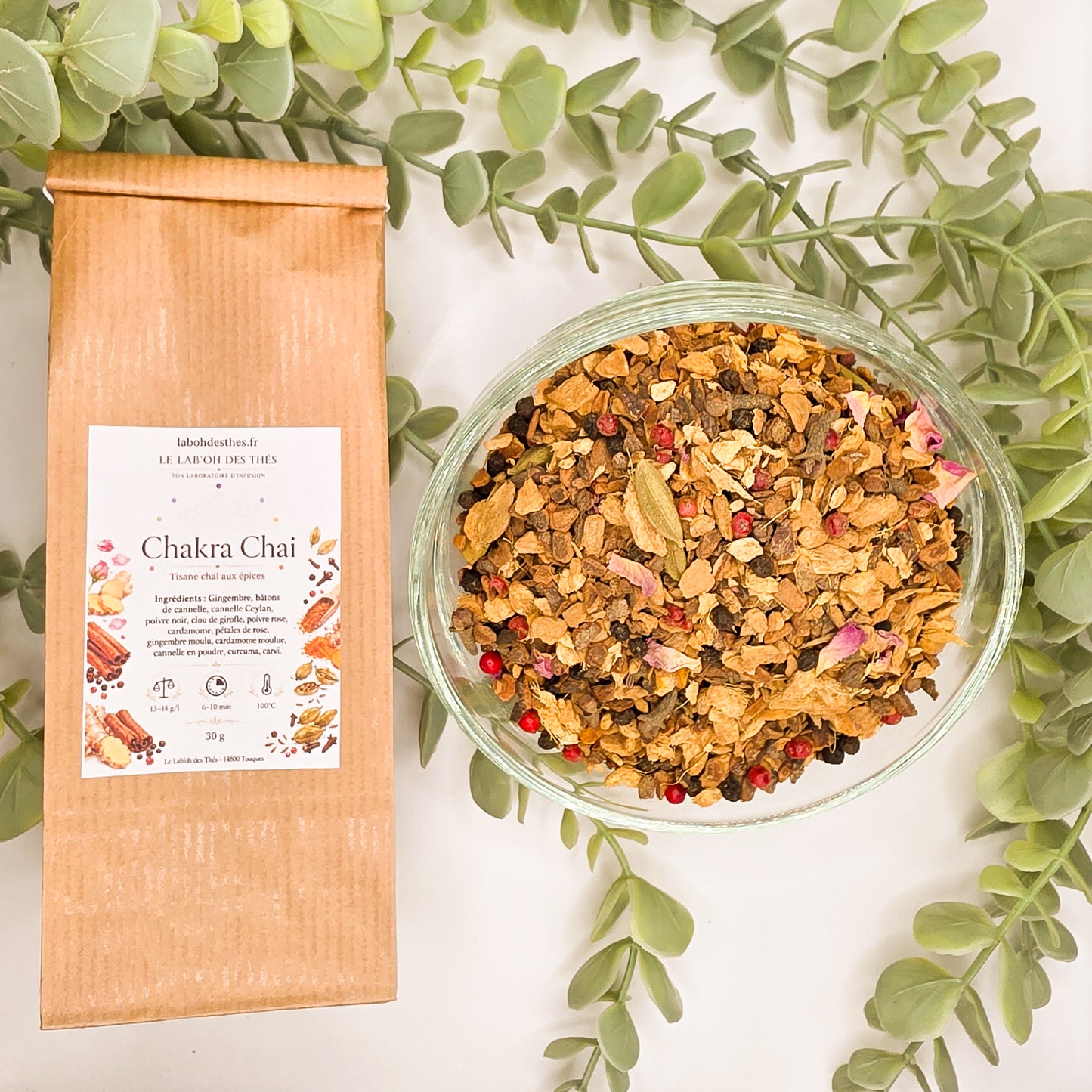 Chakra Chaï tisane épicée en sachet et vrac – gingembre cannelle cardamome clou de girofle poivre rose pétales de rose sans théine – Le Lab'oh des Thés
