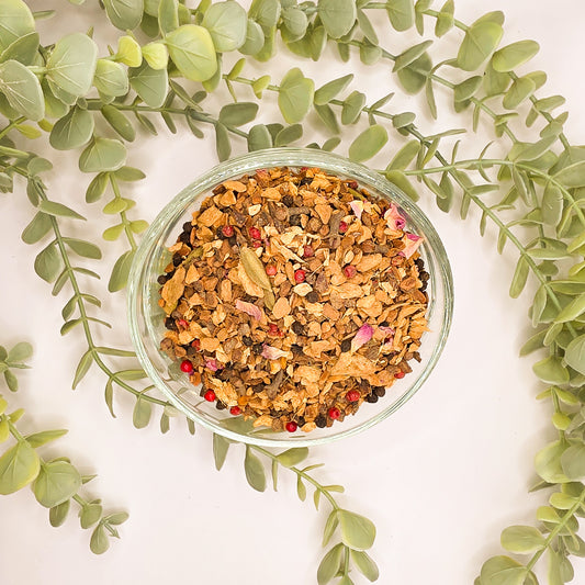 Chakra Chaï tisane épicée en vrac – mélange gingembre bâtons de cannelle cardamome poivre noir clou de girofle curcuma pétales de rose – Le Lab'oh des Thés