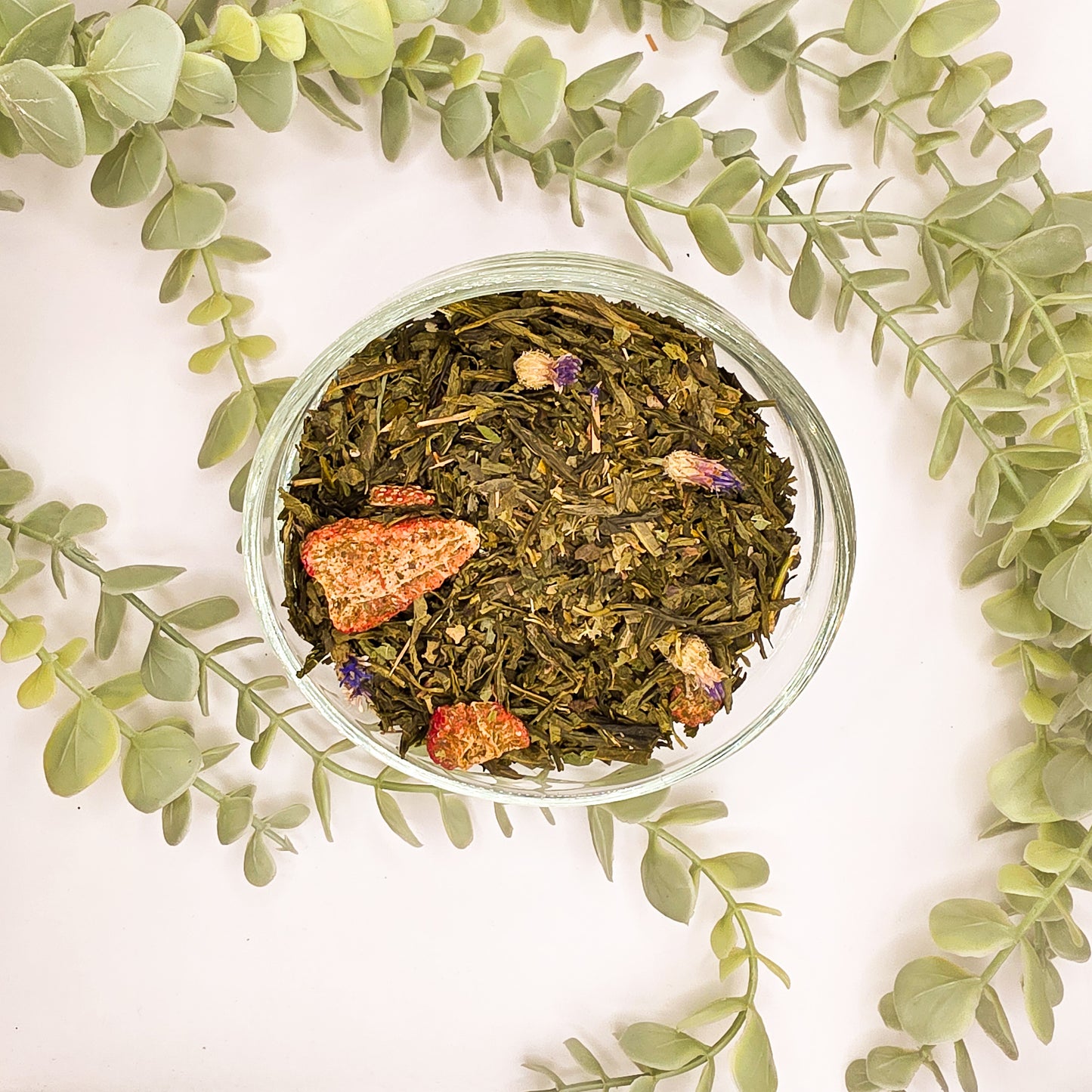 Jardin de Fraises & Menthe thé vert BIO en vrac – mélange Sencha menthe fraise feuilles de mûre extrait de vanille fleurs de bleuet acerola – Le Lab'oh des Thés