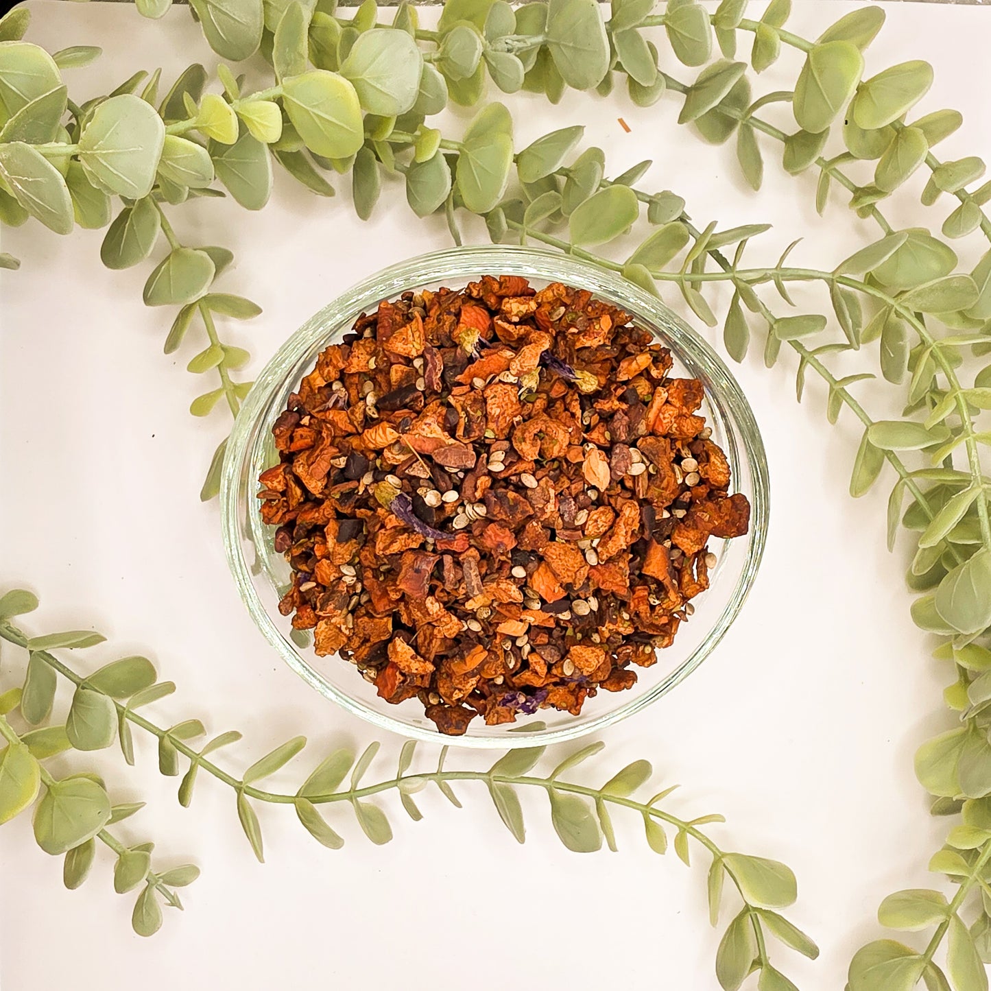 Brownie aux Graines de Chanvre infusion en vrac – mélange pomme fève de cacao graines de chanvre cannelle caramel coing moringa fève tonka mauve – Le Lab'oh des Thés