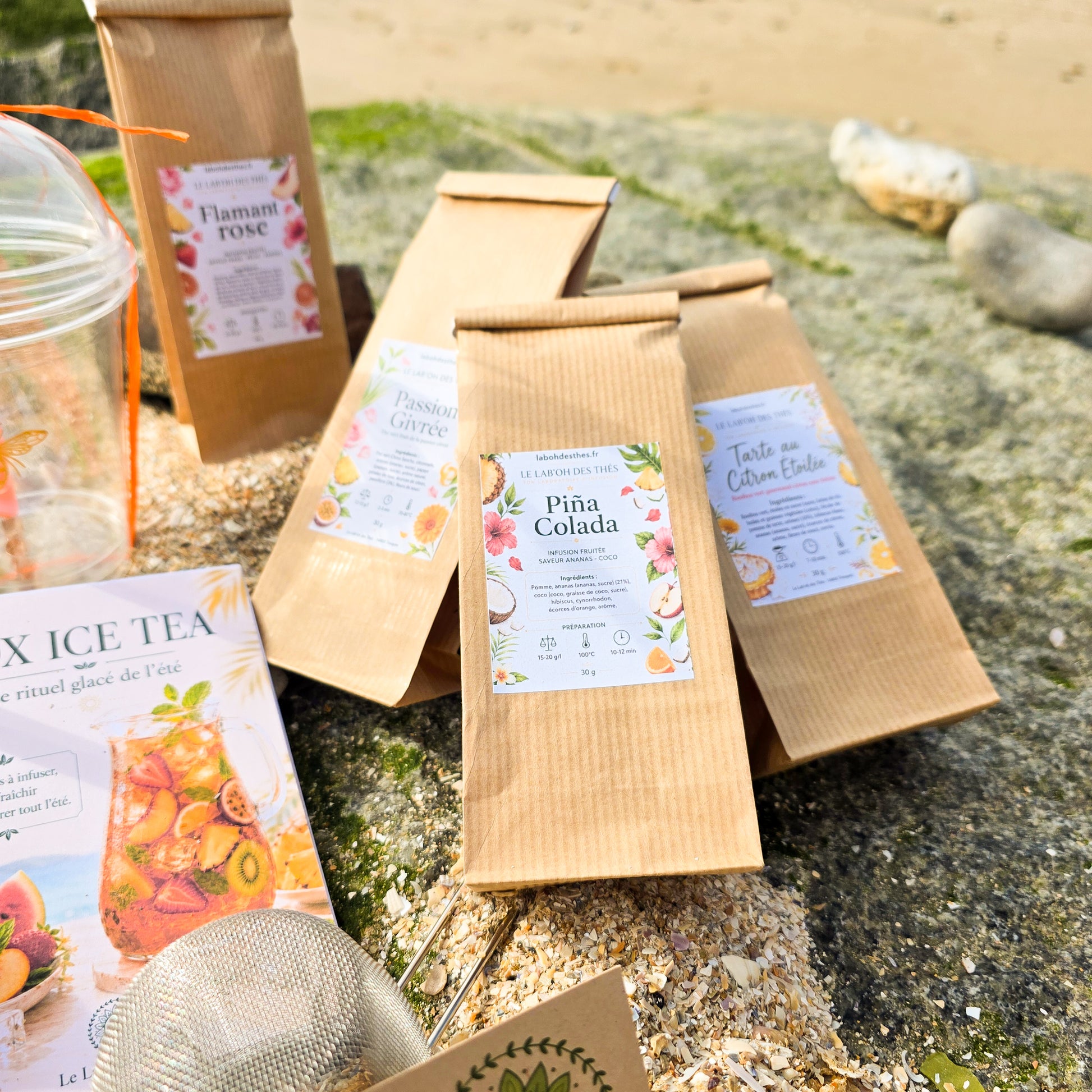 Sachets de thés glacés et accessoires de la Box Ice Tea 2026 en ambiance estivale