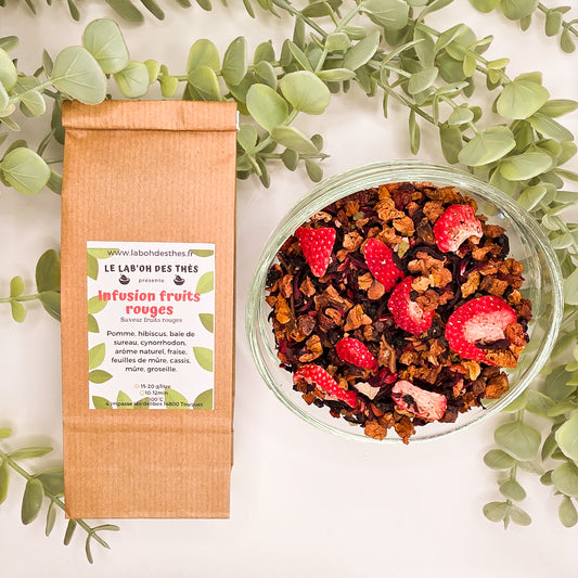 Infusion Fruits Rouges en sachet et vrac – pomme hibiscus baie de sureau cynorrhodon fraise feuilles de mûre cassis mûre groseille – Le Lab'oh des Thés