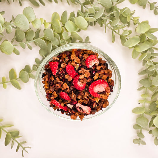 Mélange Infusion Fruits Rouges en vrac – fraise mûre cassis groseille hibiscus cynorrhodon pomme baie de sureau – Le Lab'oh des Thés