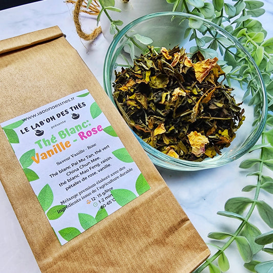 Mélange Thé Blanc Vanille Rose en vrac – Pai Mu Tan Mao Feng Chun Mee pétales de rose 2% vanille 1% raisin – Le Lab'oh des Thés