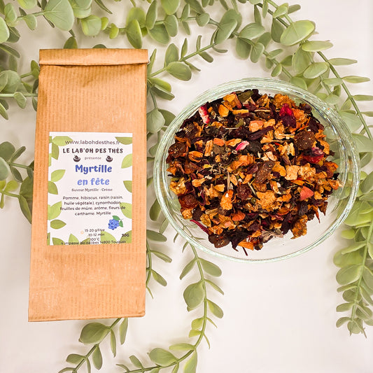 Infusion Myrtille en Fête en sachet et vrac – pomme myrtille hibiscus raisin cynorrhodon feuilles de mûre fleurs de carthame arôme naturel – Le Lab'oh des Thés