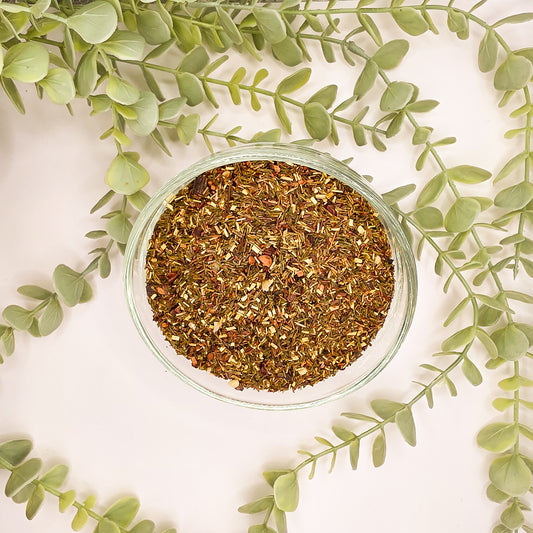 RooibosPâte à Tartiner Choco-Noisettes. Rooibos vert (30%), fève de cacao (25%), honeybush (15%), chocolat (10%), noisette (5%). Sans théine, gourmande. En 30g et 90g.
