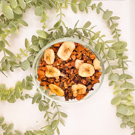Infusion Velours de Banane en vrac dans une coupelle, banane, cacao et caramel – Le Lab’oh des Thés