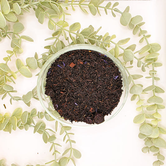Thé Noir L’Archipel Chocolaté en vrac dans une coupelle, chocolat, cerise, fraise et bleuet – Le Lab’oh des Thés
