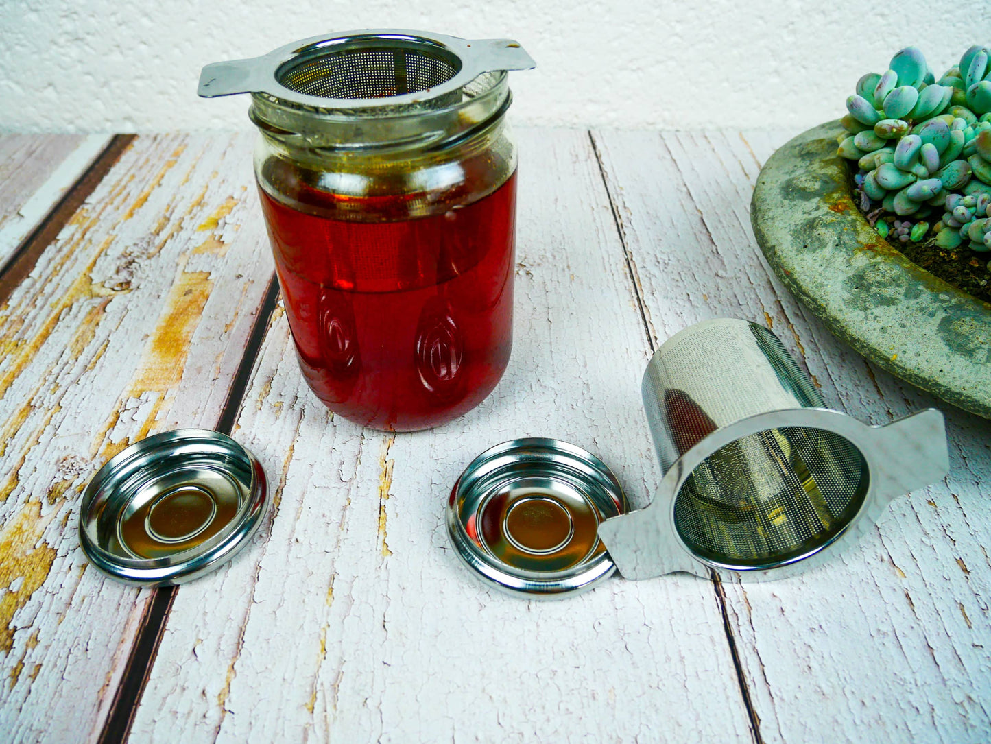 Infuseur inox posé sur une tasse avec couvercle retourné en repose-filtre