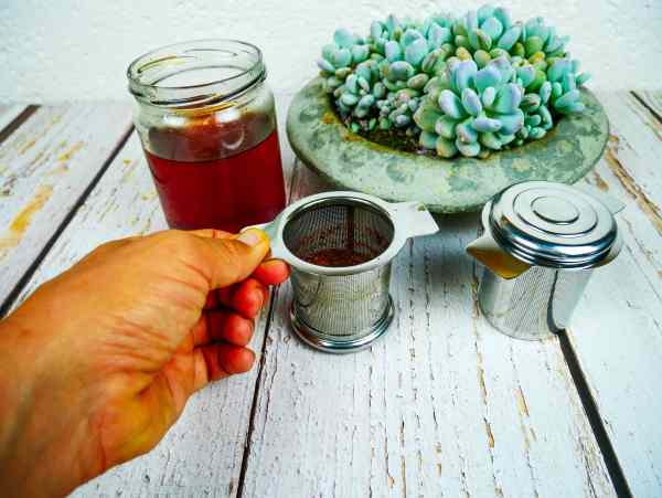 Détail maille fine de l'infuseur à thé en inox